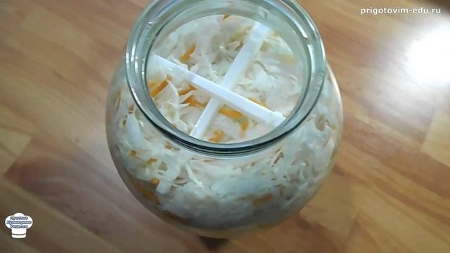 Квашеная капуста в рассоле в банке и приготовление простого салата из квашеной капусты смотреть онлайн