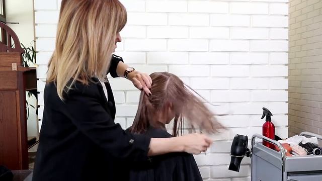 Стрижка шегги-боб для прямых волос и стрижка челки смотреть онлайн