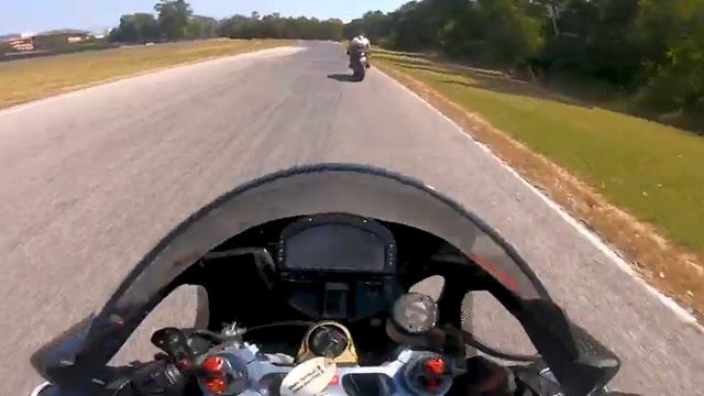 STAVO PER FARE 40K DI DANNI! - APRILIA RS 250 2T PROVA IN PISTA смотреть онлайн
