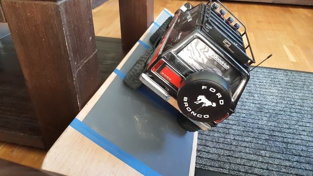 Traxxas trx4 battery tray mod low cg, install and test, mod vs stock.. смотреть онлайн