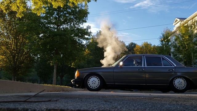 Mercedes 300D Cold Start смотреть онлайн