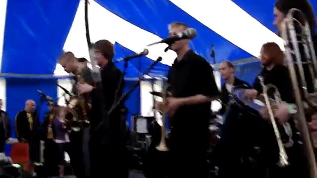 Horndog Brass Band - Walk this way смотреть онлайн