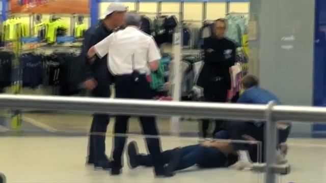 Охранник вывел покупателя смотреть онлайн