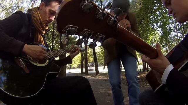 В парке с гитарами.....In the park with giutars... смотреть онлайн