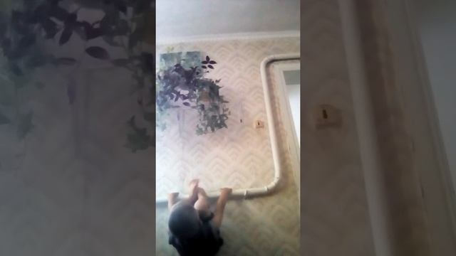 Когда ребёнок учится делать кувырок назад смотреть онлайн