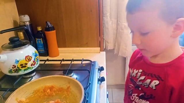 Очень вкусная яичница от Ромы! Пальчики оближешь! смотреть онлайн
