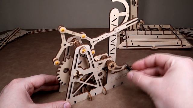 DIY Toy Balls Rolling In The Maze. Конструктор Игрушка Шарики Катятся В Лабиринте смотреть онлайн