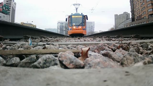 Москва. Трамвай КТМ-23 30330 маршрута №38. Вид снизу. 23 октября 2022 смотреть онлайн