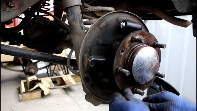 Замена задних тормозных колодок барабанов и цилиндров Chevrolet Niva 4х4 Шевроле Нива 2005 года смотреть онлайн