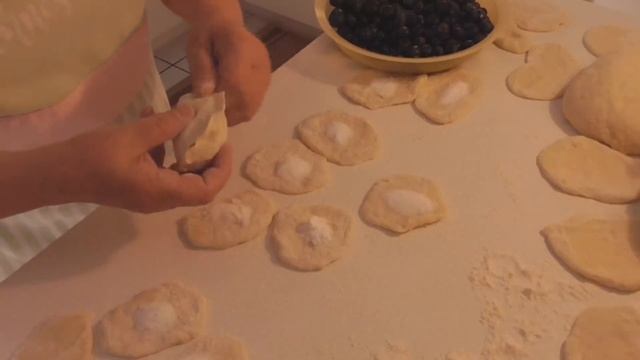 Варенички с черникой и творогом смотреть онлайн