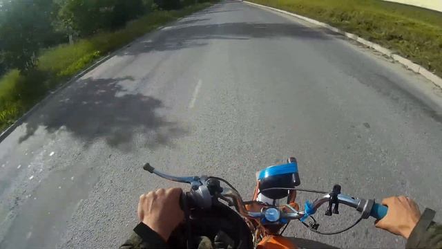 Красавица держалась  до последнего на мопеде 3
