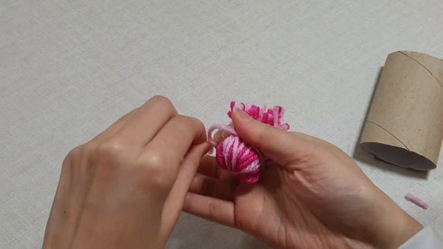 It's so Beautiful !! Super easy flower making with empty tissue roll and yarn - Flower decor idea смотреть онлайн