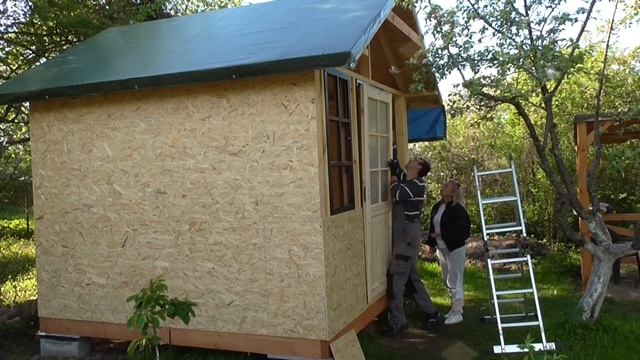 Маленький дачный домик своими руками. 2-часть (обшивка каркаса, окна и дверь). смотреть онлайн