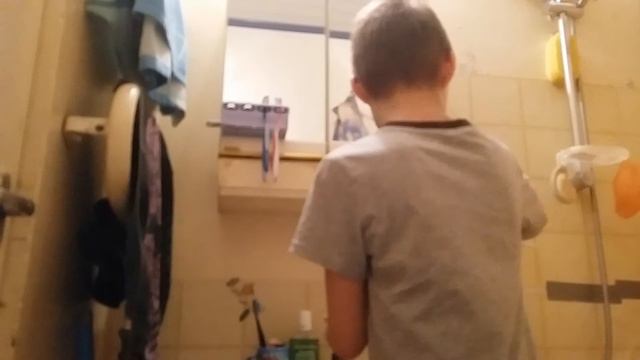 Смотрю что у меня под кроватью меня поцарапал мой кот 😢😢😢 смотреть онлайн
