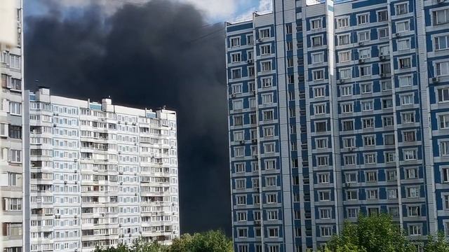 Пожар. На МКАДе горит бензовоз. Часть видео из источника: инстаграмм, группа : новости Москвы. смотреть онлайн