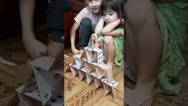 СОБИРАЕМ КАРТОЧНЫЙ ДОМИК. ДЕТИ СОБИРАЮТ ИЗ КАРТ БАШНЮ . смотреть онлайн