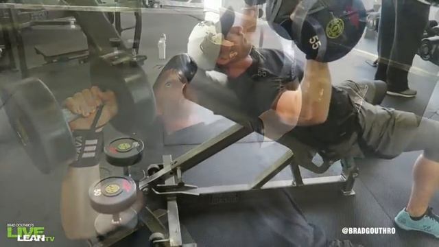 How To Do A DUMBBELL INCLINE BENCH PRESS | Exercise Demonstration Video and Guide смотреть онлайн