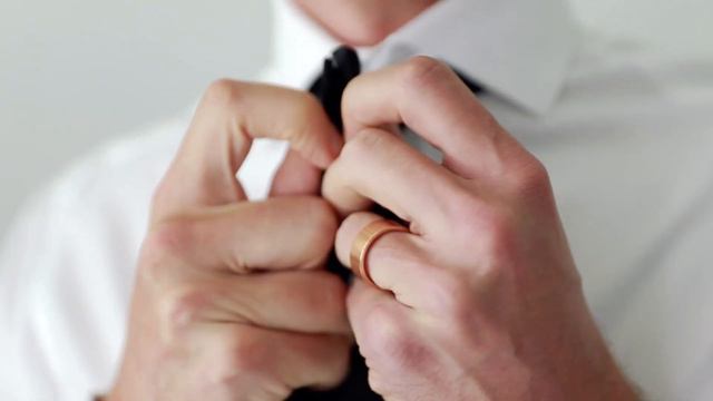 How to Tie a Bowtie with Parker York Smith смотреть онлайн