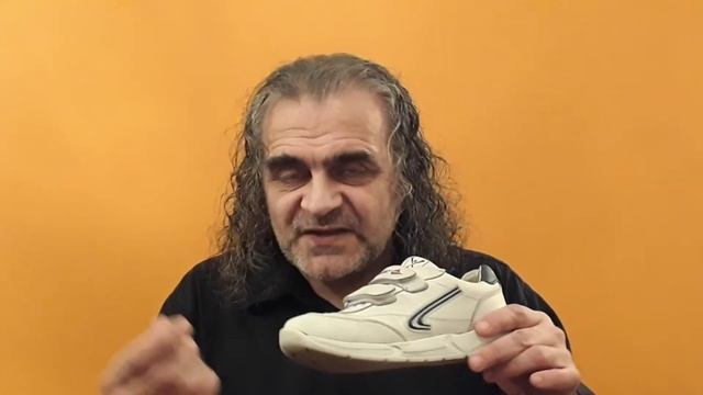 Как почистить белые кожаные кроссовки.