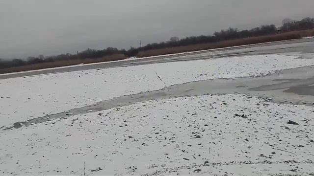 Рыбалка на льду !ловим щуку ! Северский донец! Малехов банька и купаемся в карьере смотреть онлайн