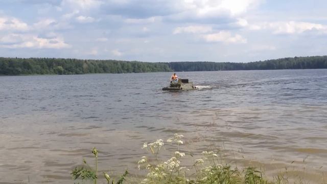 БРДМ 2 - первое плавание затем перезжаем траншею смотреть онлайн