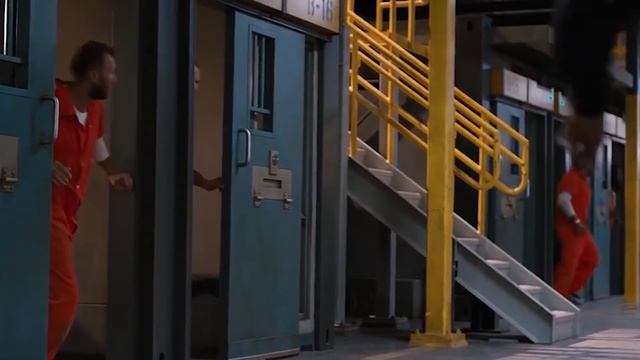 Охранник в тюрьме падает в обморок, увидев Это Заключенные тут же... смотреть онлайн