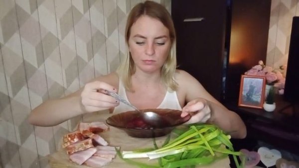 мукбанг борщ, сало /borscht mukbang, lard