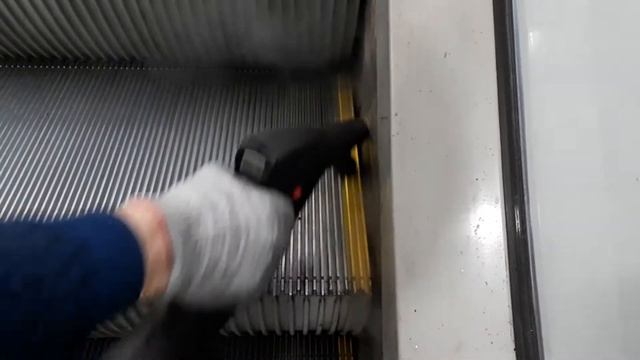 Чистка ступеней эскалатора в торговом центре парогенератором гибли смотреть онлайн