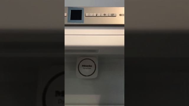 Miele KFN 28133 D Refrigerator freezer смотреть онлайн