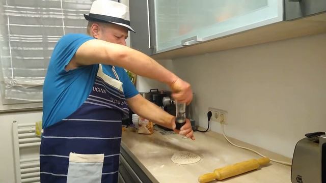 тарелочка из теста,  настолько просто, что даже скучно