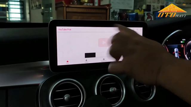 Mercedes Benz C300 with Otonavi Streaming Mediabox via Apple CarPlay смотреть онлайн