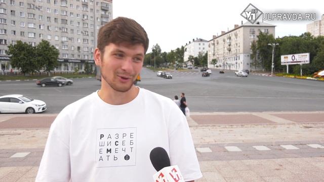 Молодёжь Ульяновска развернула 50-метровый триколор в преддверии Дня флага России смотреть онлайн