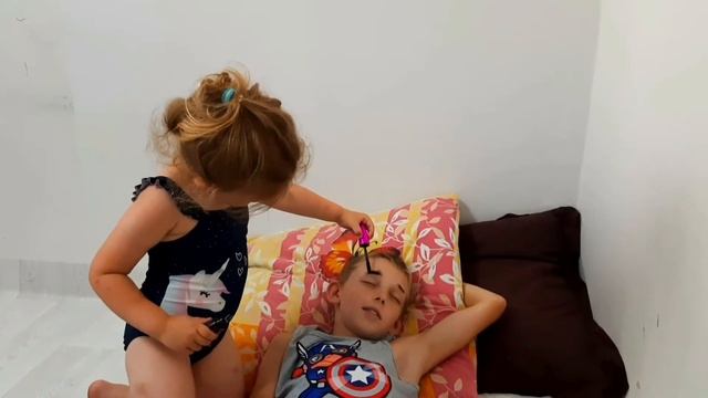 Пранки брата и сестры Леся и Макс Детские пранки Шутки над другом смотреть онлайн