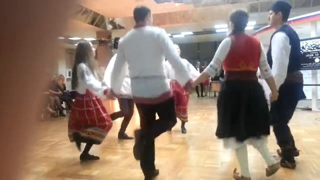 Сербы и русские тaнцуют коло в Белгороде смотреть онлайн