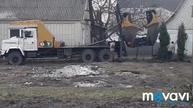 как правельно пересадить туи, больших деревьев. Спец техника. смотреть онлайн
