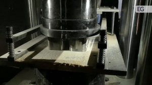 Гидравлический пресс для брикетирования опилок