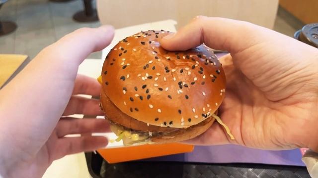 Big Mac Returned as a “Big Hit” to Vkusno i Tochka (Tasty Period, The New Russian McDonald’s) смотреть онлайн