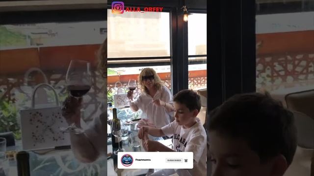 Алла Пугачева живее всех живых тусуется передает привет из Израиля смотреть онлайн