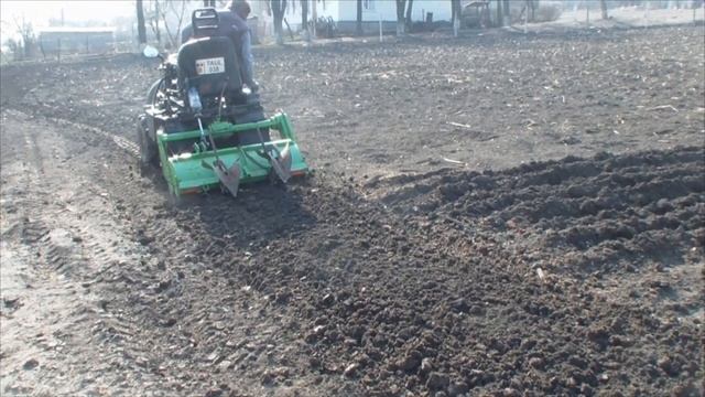 Фрезеровка земли минитрактором из мотоблока смотреть онлайн