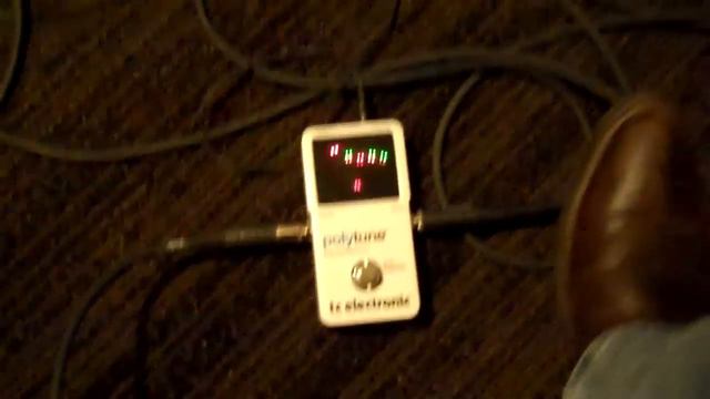 TC Electronics PolyTune Guitar Tuner MP4 Poly Chromatic tuner pedal and Fender squire strat смотреть онлайн