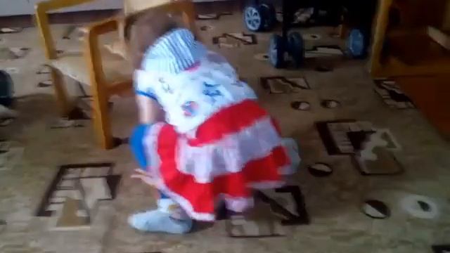 Малышка танцует TWERK!!!! смотреть онлайн