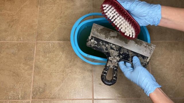 Легкий способ как ОТМЫТЬ ШПАТЕЛЯ от старого раствора, шпаклевки, клея! Инструмент - как новый! смотреть онлайн