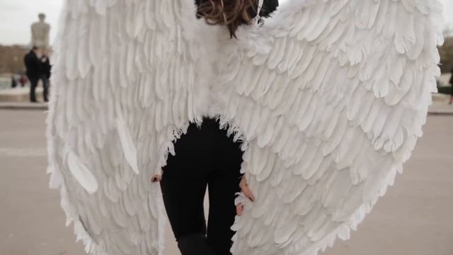 Izabel Goulart takes her Angel wings | Supermodel prep for Victoria's Secret | VOGUE PARIS смотреть онлайн