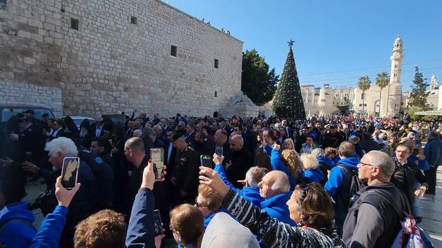 Armenian Christmas procession (January 18) at the entrance of the Church of the Nativity, Bethlehem смотреть онлайн