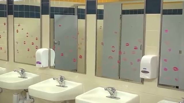 Школьницы издевались над мужчиной-уборщиком, вот как он отомстил им. Это было очень оригинально! смотреть онлайн