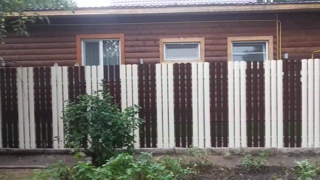 Красивый комбинированный забор из профнастила и двухцветного металлического штакетника Кантри смотреть онлайн