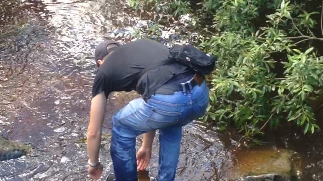 Смешное видео, полез за мячиком и подскользнулся