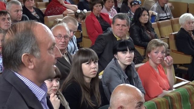 Депутат В.Грушка пиарится на установке детской площадки. смотреть онлайн