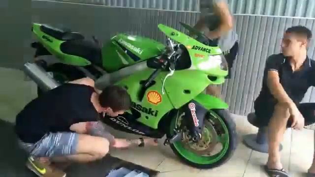 Разборка Kawasaki ZX6R 1999 год.Подготовка к замене сальников вилки. смотреть онлайн