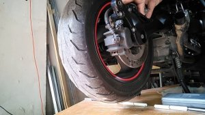 Снимаю колеса на Хонда Сильвер Винг 600 ГТ.Remove the wheels on the Honda Silver Wing 600 GT..mp4